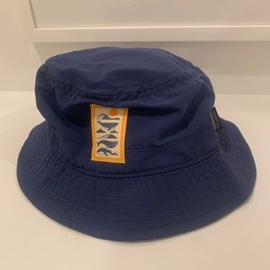 Patagonia Wavefarer bucket hat. Size small and navy blue. Like new condition.